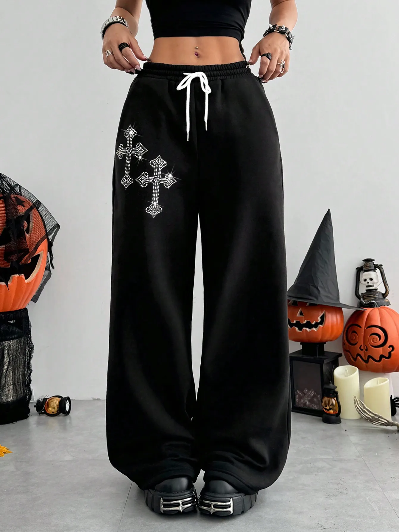 

Женские черные широкие спортивные брюки с декоративным крестом из страз
