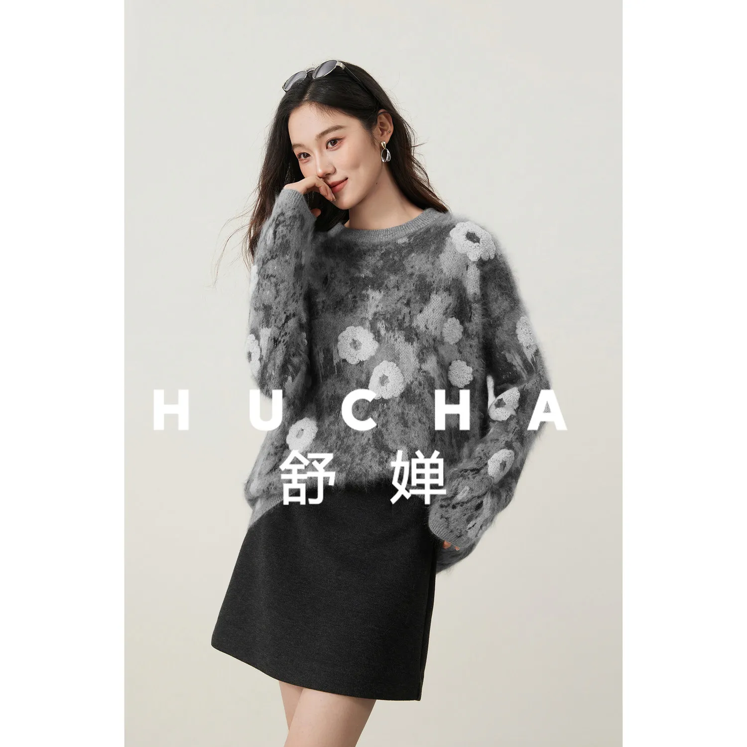 

Мягкий и нежный свитер-пуловер женский из смесовой шерсти и кашемира с начесом, с вышивкой жаккардом и ворсистой отделкой, с круглым вырезом