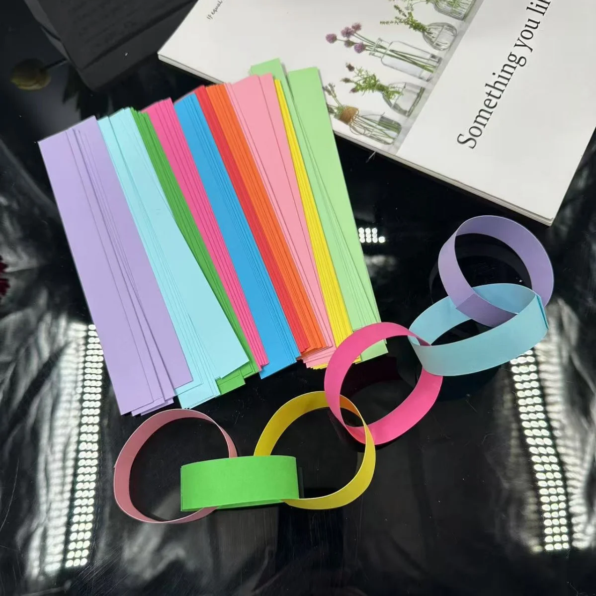 100 Stück + 1 Rolle doppelseitiges Klebeband, bunte Papierkettenstreifen für Geburtstagsfeier-Dekorationen, Bastelbedarf für DIY-Projekte
