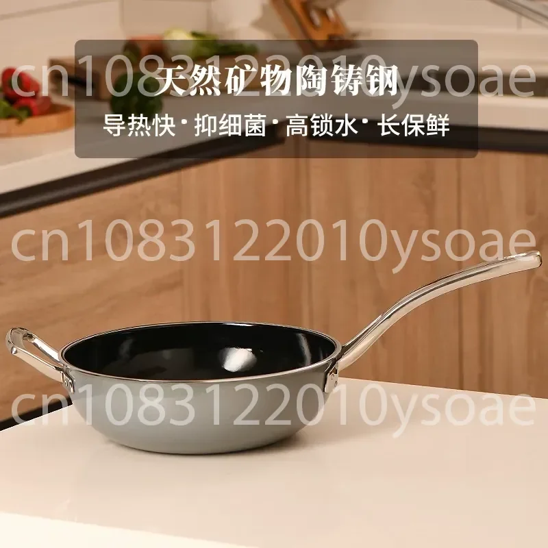 Non-stick pan without coating, made of cast iron, suitable for stir-frying and sautéing.