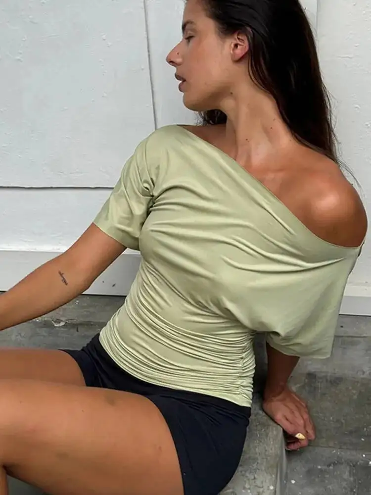 オフショルダーシャーリングクロップトップ女性の基本的なソリッドカラーの斜め襟半袖 Tシャツ夏カジュアルストリートウェア Tシャツ