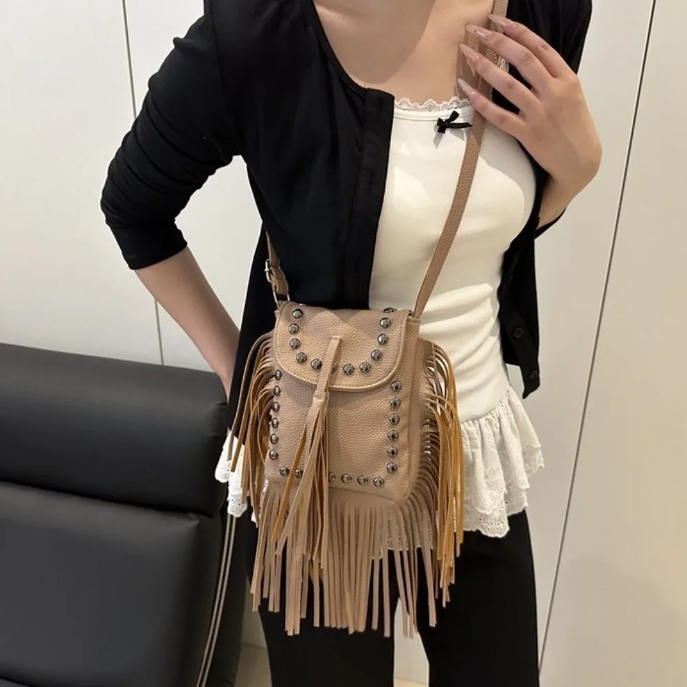 

Повседневная сумка через плечо с заклепками и кисточками, однотонная кожаная сумка в корейском стиле, сумка через плечо из искусственной кожи в богемном стиле, уличная сумка