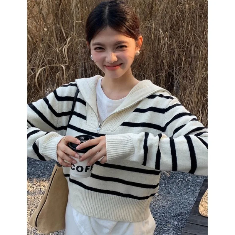 2025 Moda Mezza Cerniera Contrasto Maglione a righe Maglieria corta da donna Couverture Colletto Maglioni Lady Pullover Primavera Autunno