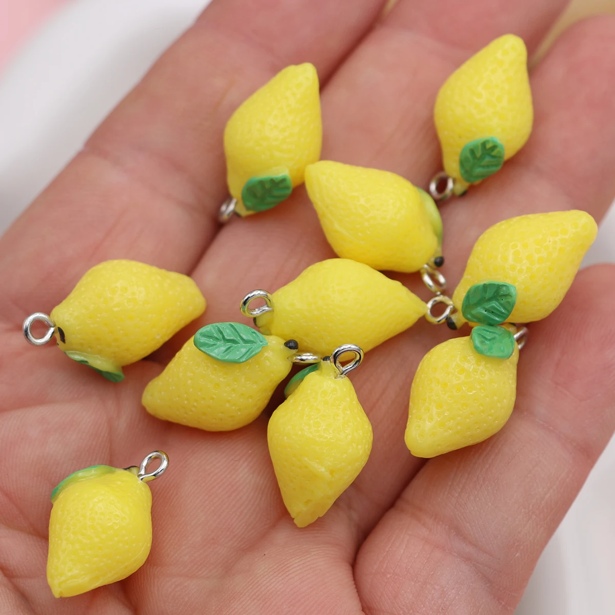 10 Uds. De bonitos dijes de limón de resina amarilla, colgantes de frutas para fabricación de joyería DIY, collar, pulsera, pendientes, accesorios de llavero