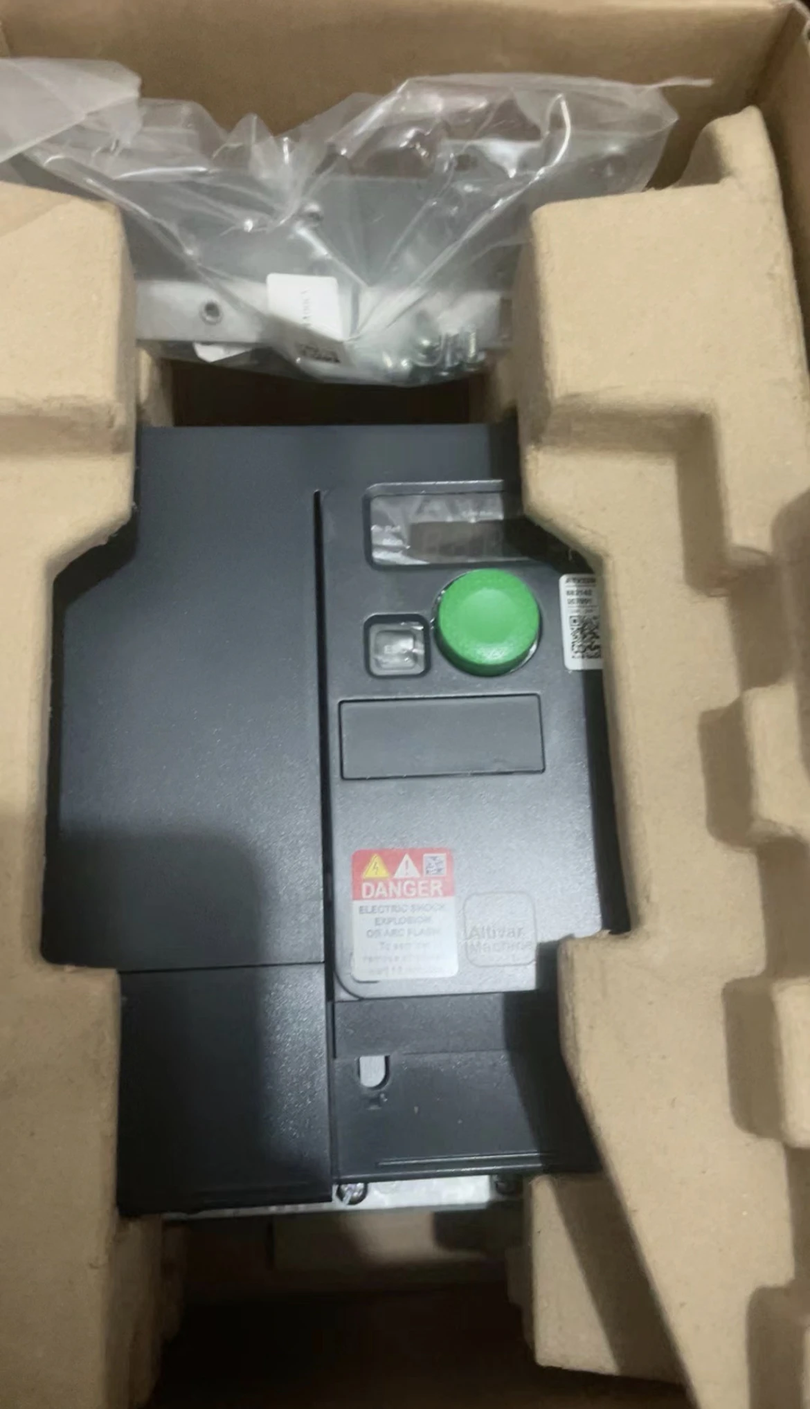 100% New original ATV320U22N4C frequency converter