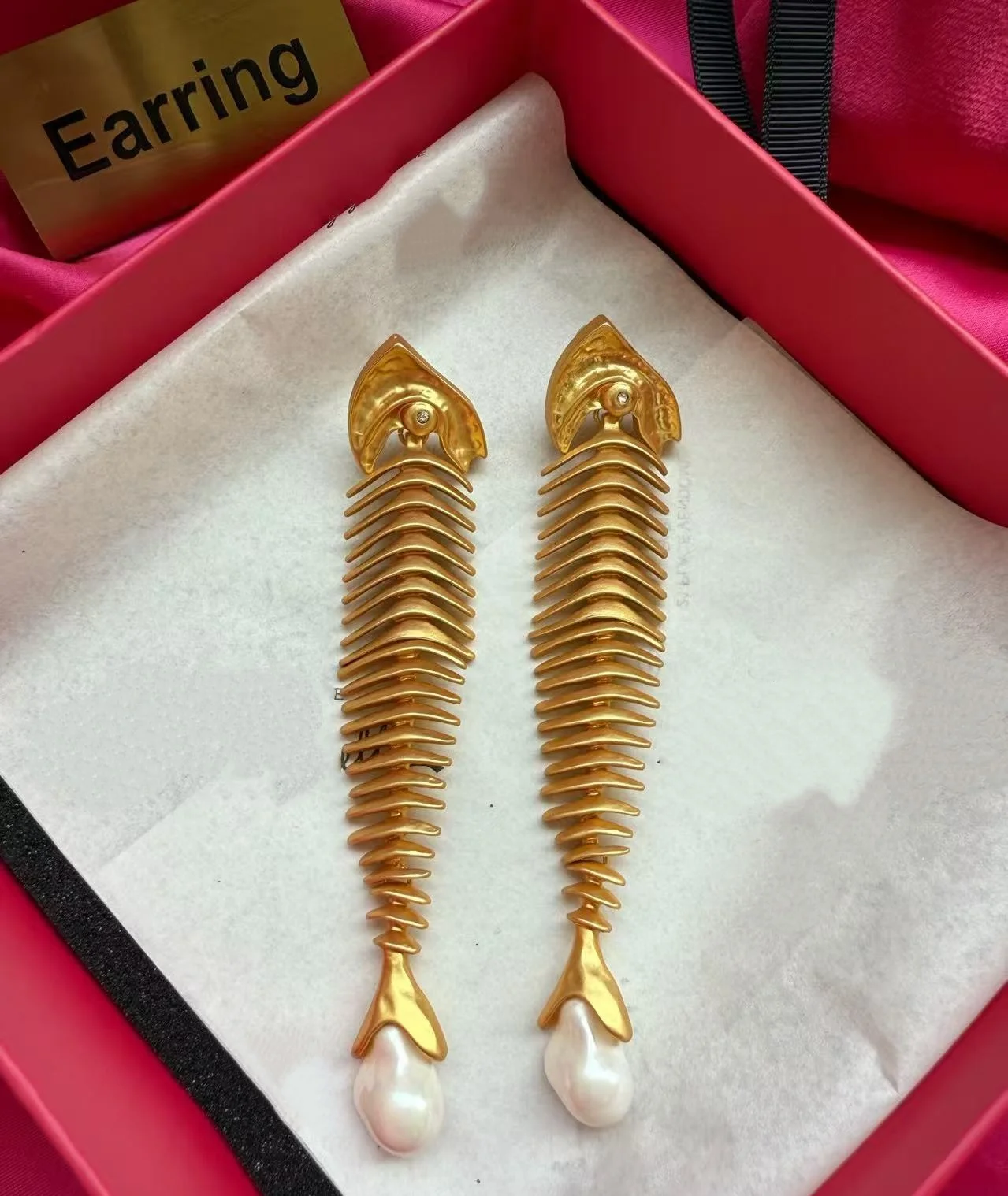 

New European and American fashion fishbone paired with Baroque pearl off-the-shoulder earrings