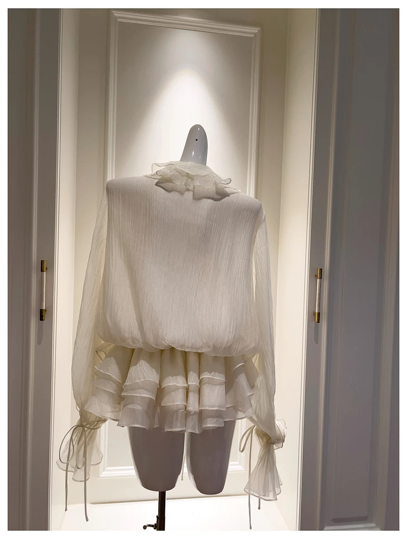 فستان أنيق أبيض بأكمام فانوس للعطلات، تصميم كلاسيكي يضفي أجواء ساحرة، حواف على شكل ورقة اللوتس، فستان قصير بقصة A