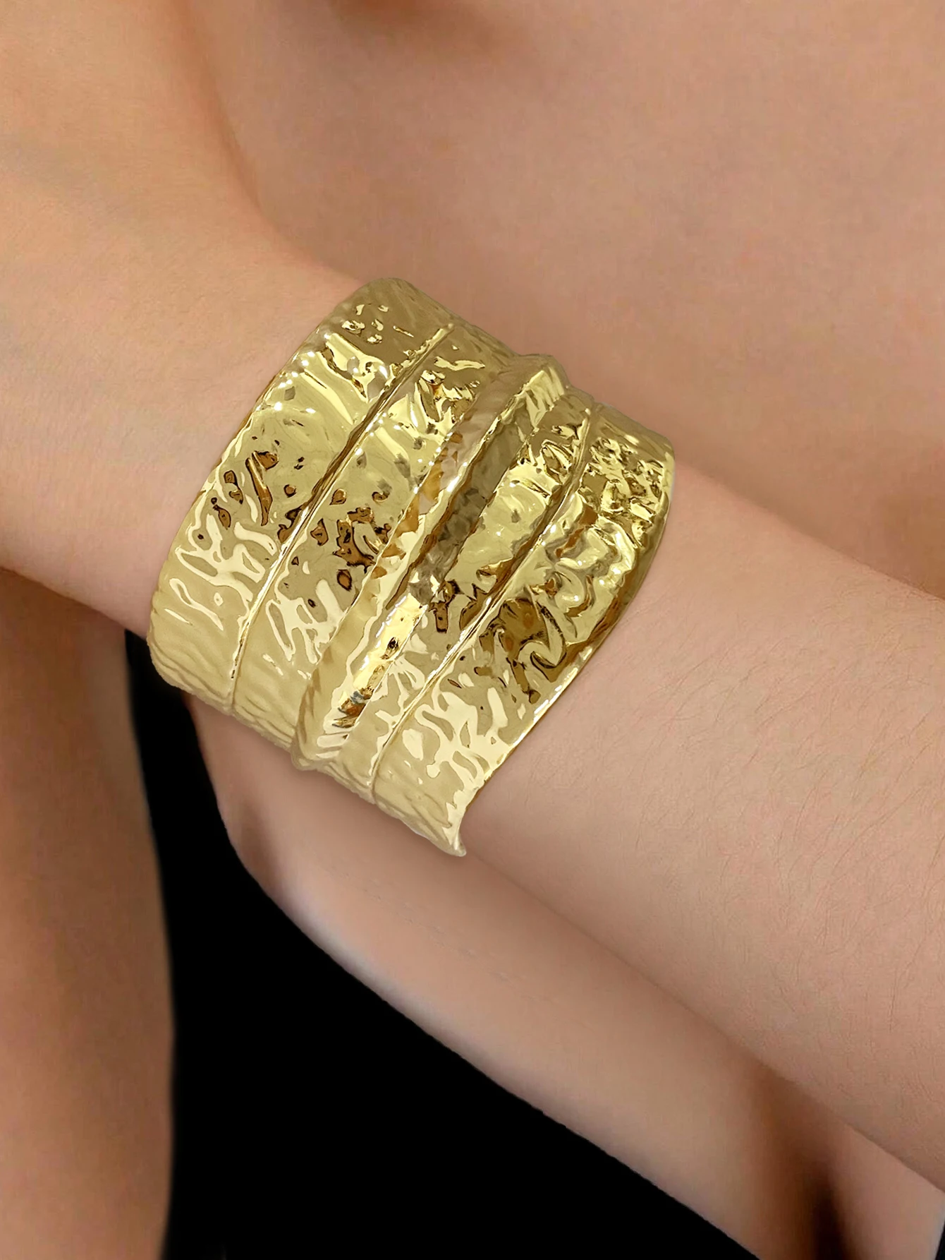 1 Piece of Gold-Colored Hammered Pleated Wave-Shaped Bracelet in a Modern Avant-Garde Style, Bold and Minimalist Metal Accessory Suitable for Valentine's Day Dates, Nightclubs, Festivals, Beach Wear, and Other Occasions