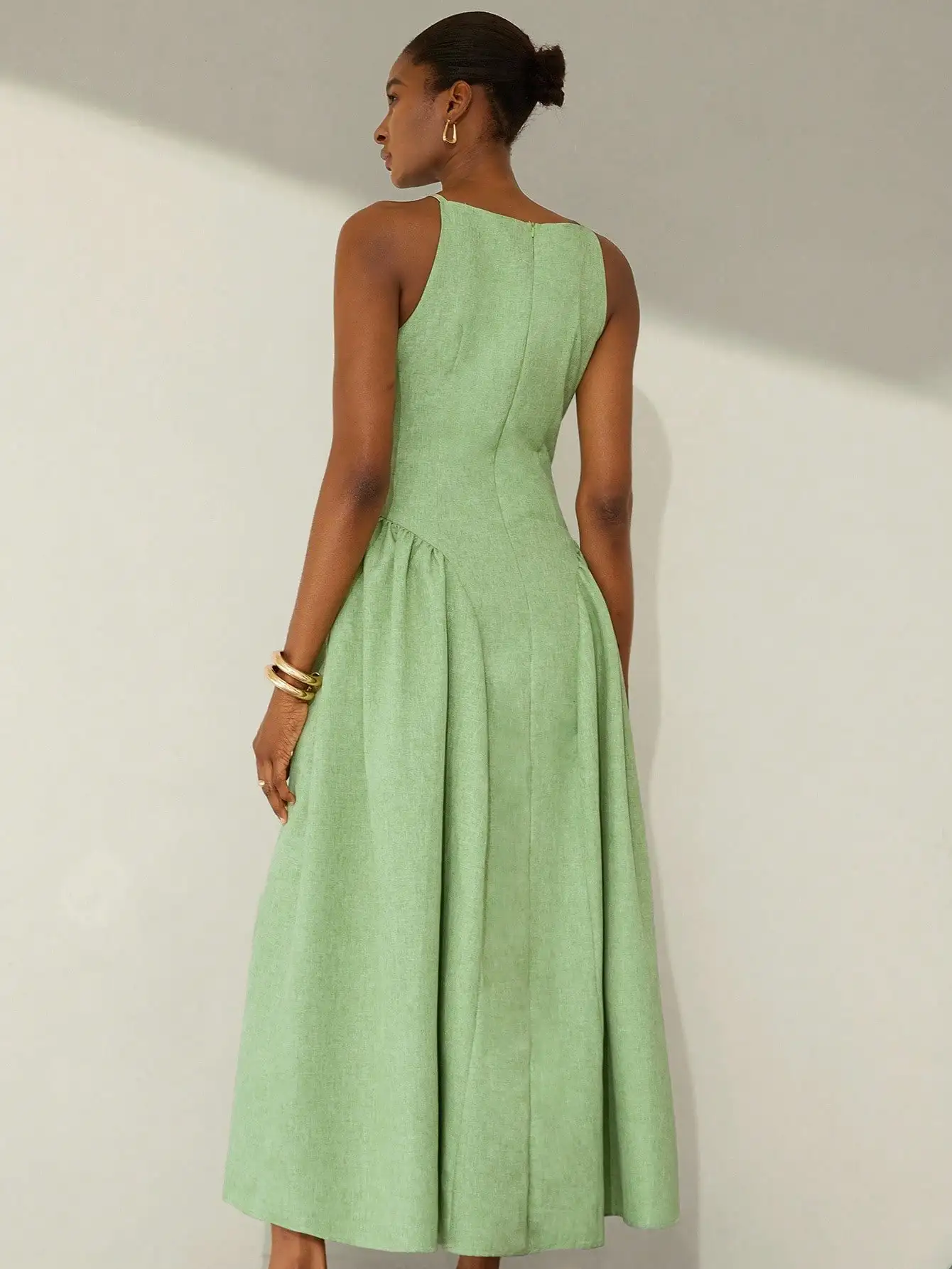 

Платье миди без рукавов с квадратным вырезом, присборенной талией и юбкой А-силуэта из фактурной ткани для торжественных мероприятий