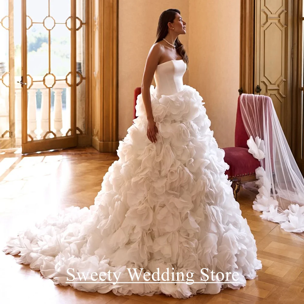 Luxuriöses Blumen-Hochzeitskleid für die Braut, maßgeschneidertes trägerloses, ärmelloses Sweep-Zug-Robe de Mariee-Brautkleid
