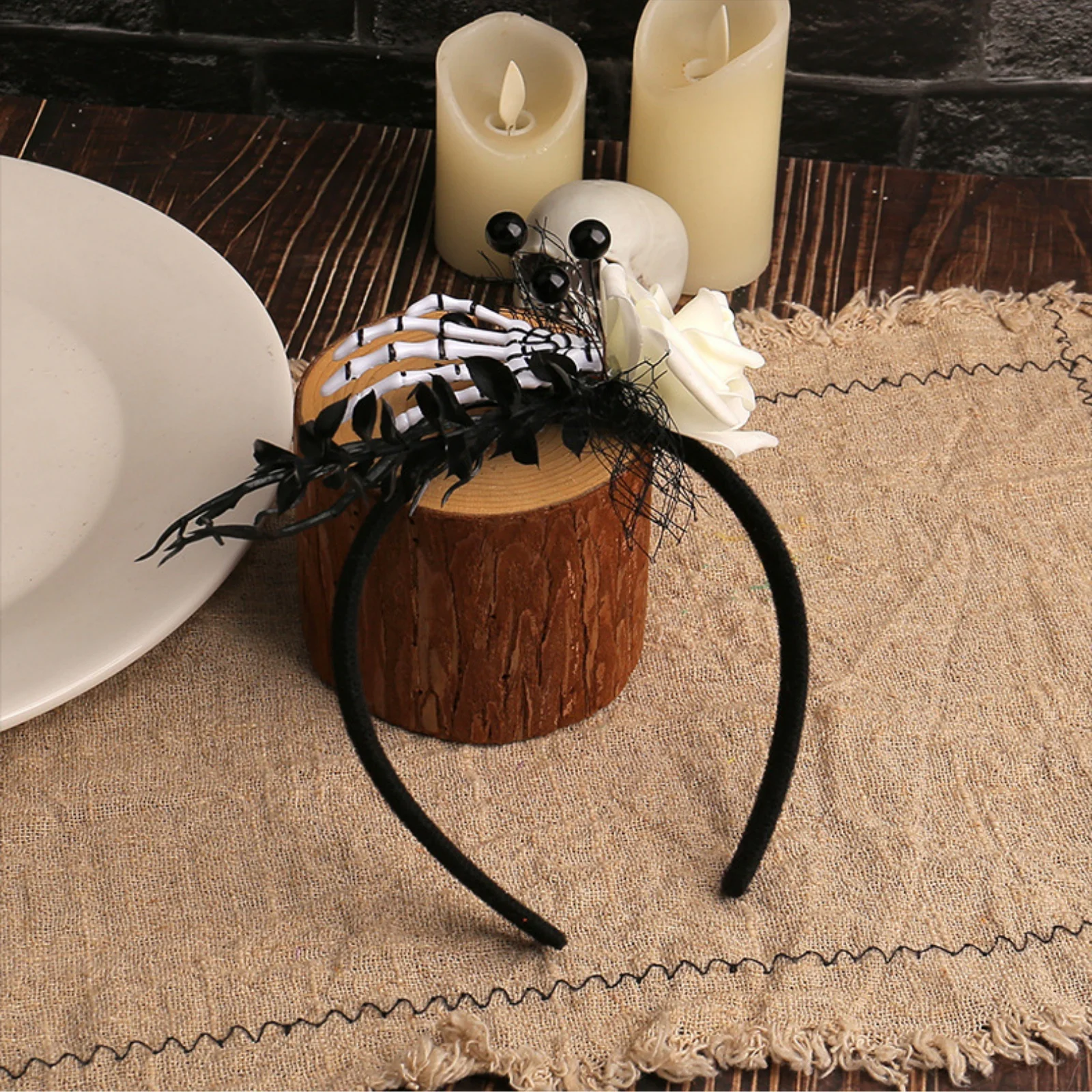 قطعة واحدة من عصابة رأس اليد على شكل هيكل عظمي للهالوين مع وردة بيضاء وشبكة سوداء، إكسسوار شعر قوطي مخيف للحفلات التنكرية