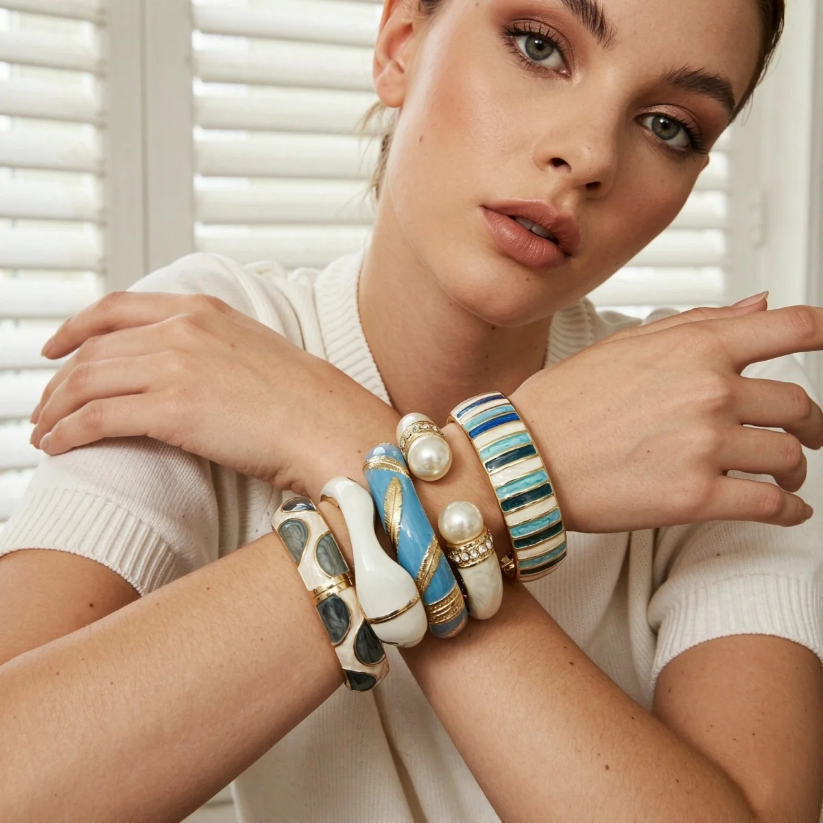 Trendige blau-weiße Emaille-Manschettenarmbänder für Damen und Herren, Vintage, unregelmäßige Streifen, stapelbarer Armreif, Partyschmuck – Detail 6