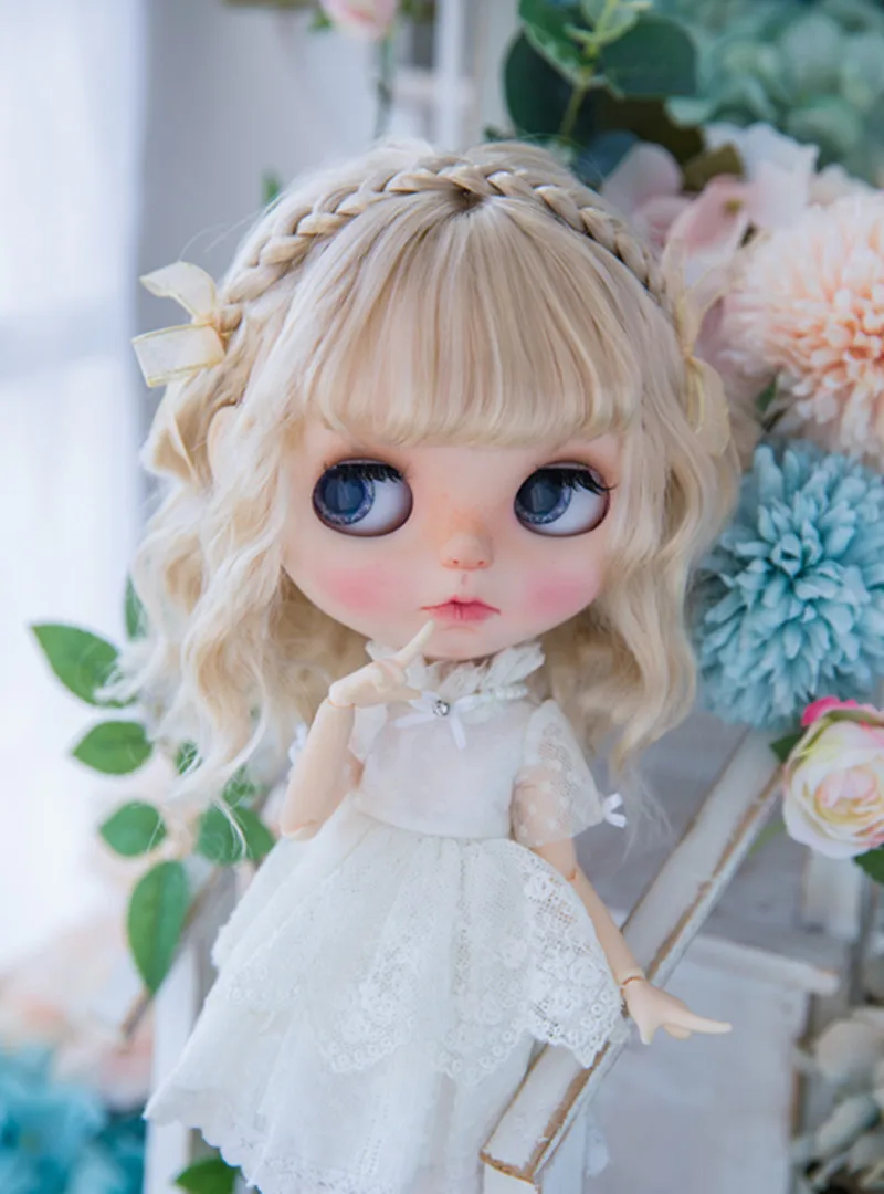 

Парик для куклы BJD, подходит для Blythe, Размер 9-10 дюймов, короткие светлые волосы, вьющиеся плетеные, молочный шелк, имитация мохера, аксессуары для женщин