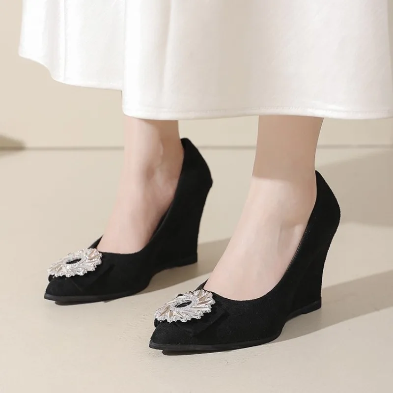 

Diamond Pointed High-heeled Shoes for Women in The Spring of 2026, New Slope Heel Shallow Mouth Professional Single Shoes