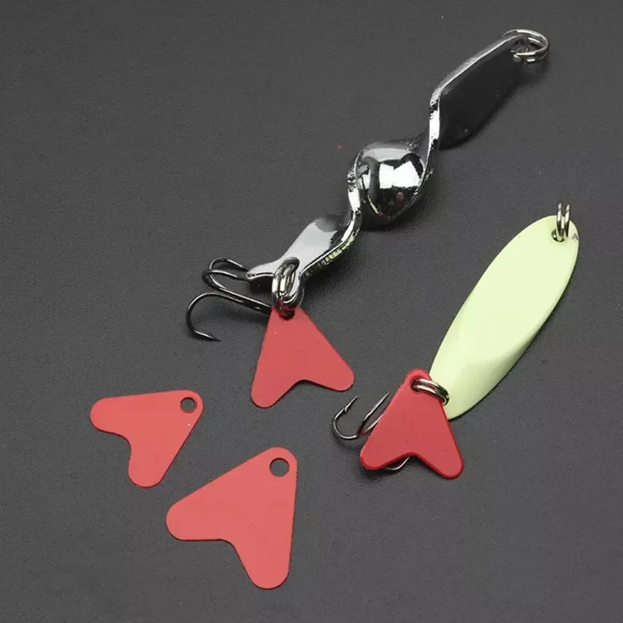 

100Pcs Fishing Bait Hook Sequins Attracting Fish Fishing Trout Spoon Sequin Lure Plastic Red Heart Shape Spinners Accessories