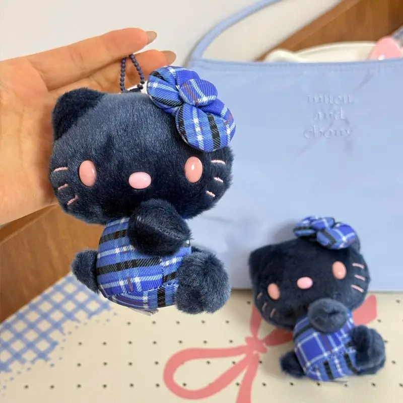 

Темно-синий плюшевый брелок Hello Kitty в клетку, элегантная кукла-подвеска в сидячей позе, идеальный подарок для девочки, аксессуар для сумки, рюкзака, украшение