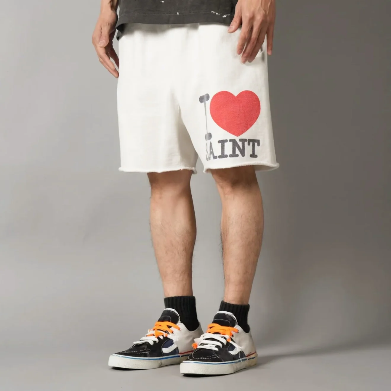 Unisex Retro Distressed Washed  Heart Print American Five‑Quarter Streetwear Casual Short Pants
