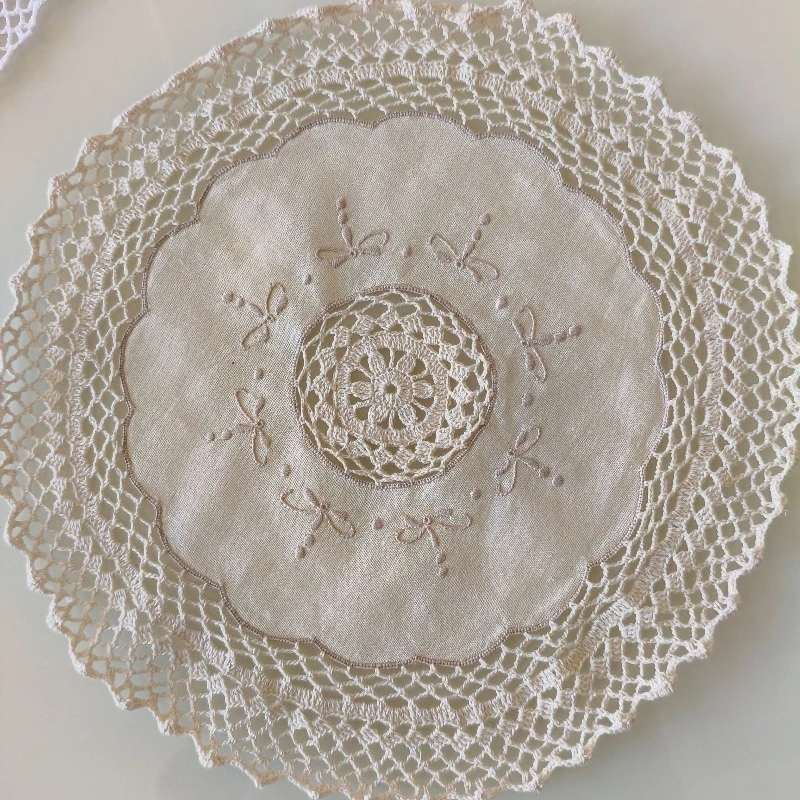 2-pezzi-diametro-26-cm-rotondi-100-cotone-bicolore-realizzati-a-mano-con-filo-sottile-lavorazione-a-uncinetto-e-ricamo-a-mano-fazzoletto