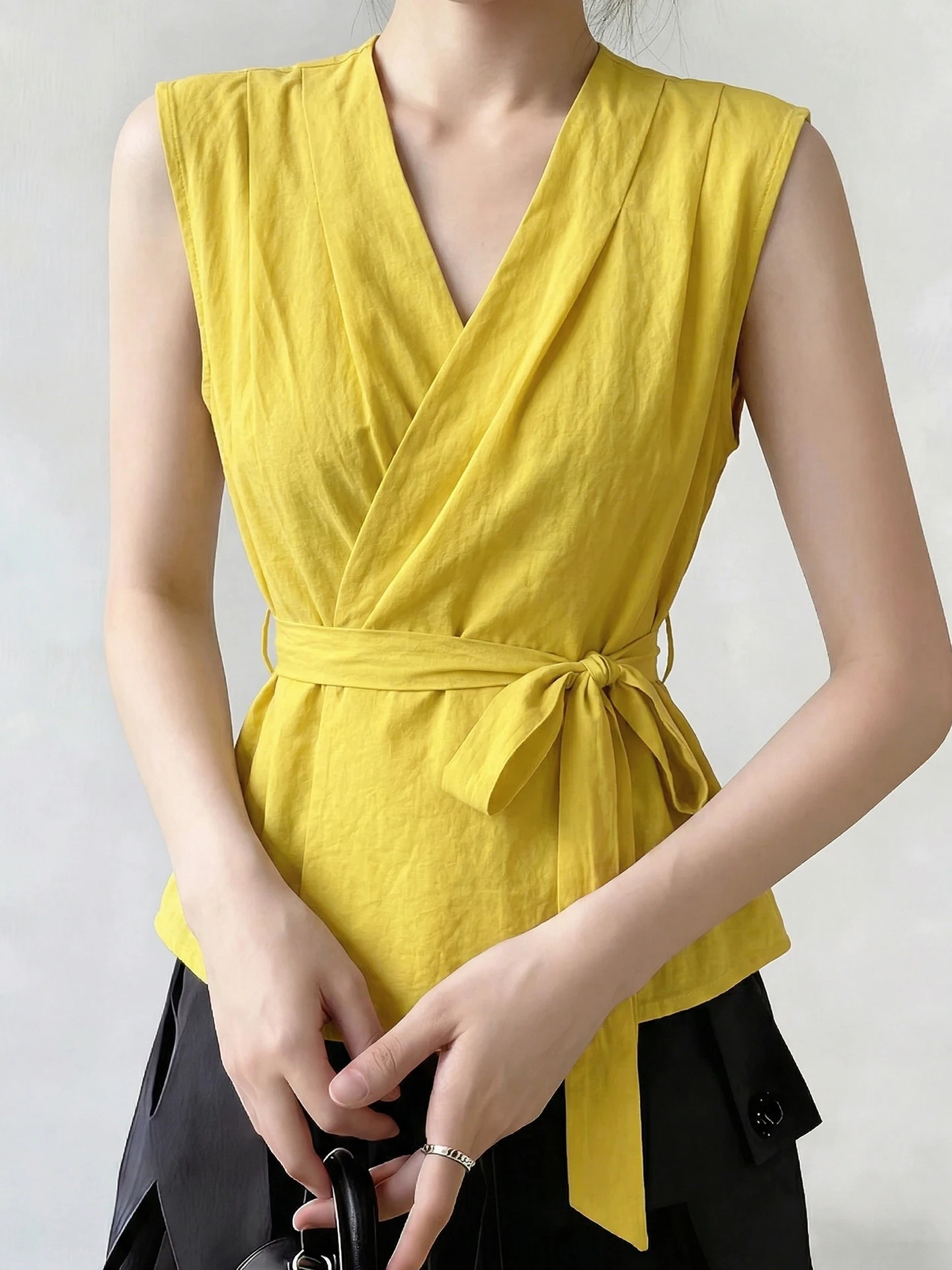 

Trendy V-Neck Sleeveless Vest Women's Pure Color Versatile Fashionable Belted Summer Top Korean Style Straight Cut Silk