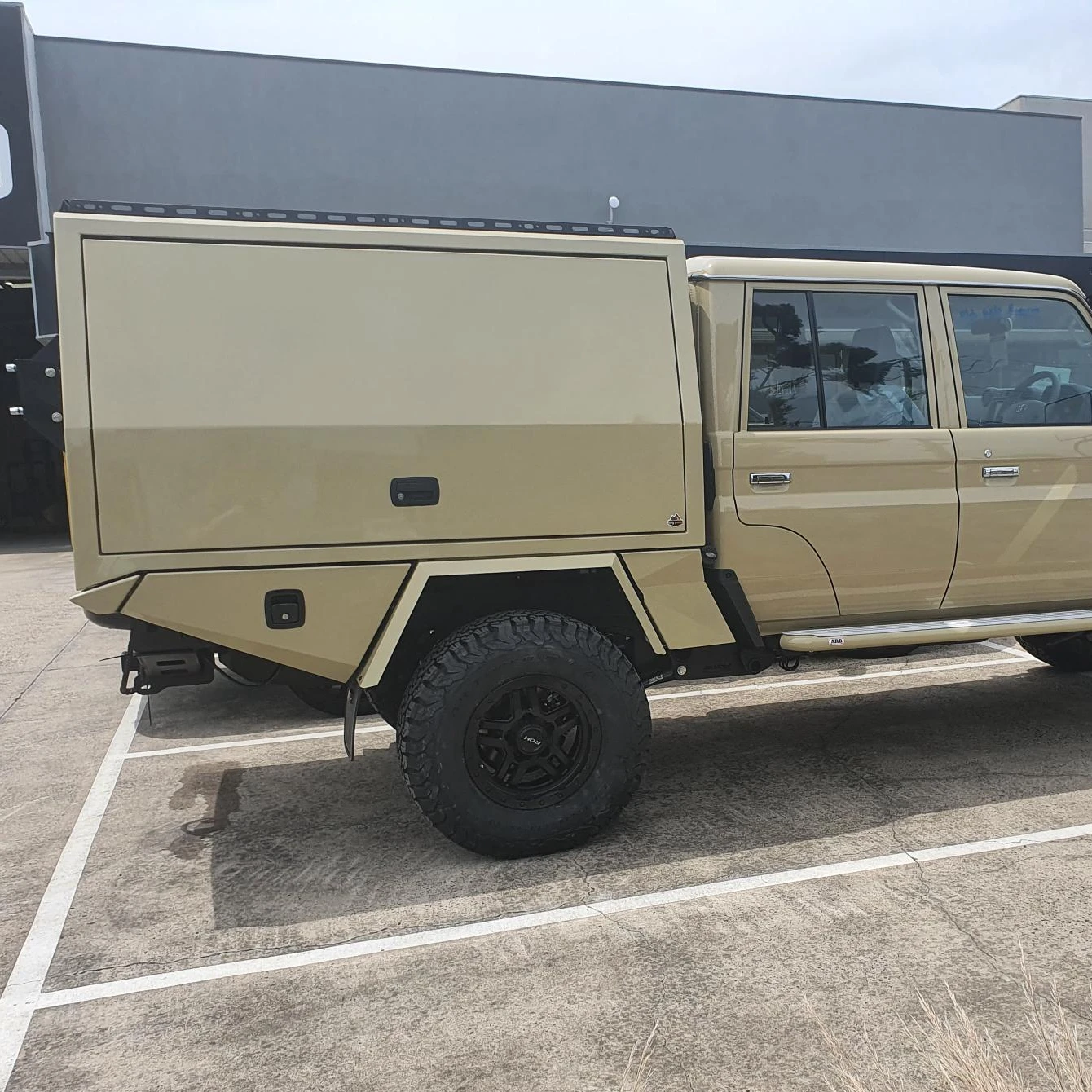 Custom Aluminum Single Dual Cab 4x4 Ute Canopy With Roof Racks And 300mm Extended Chassis For Sale