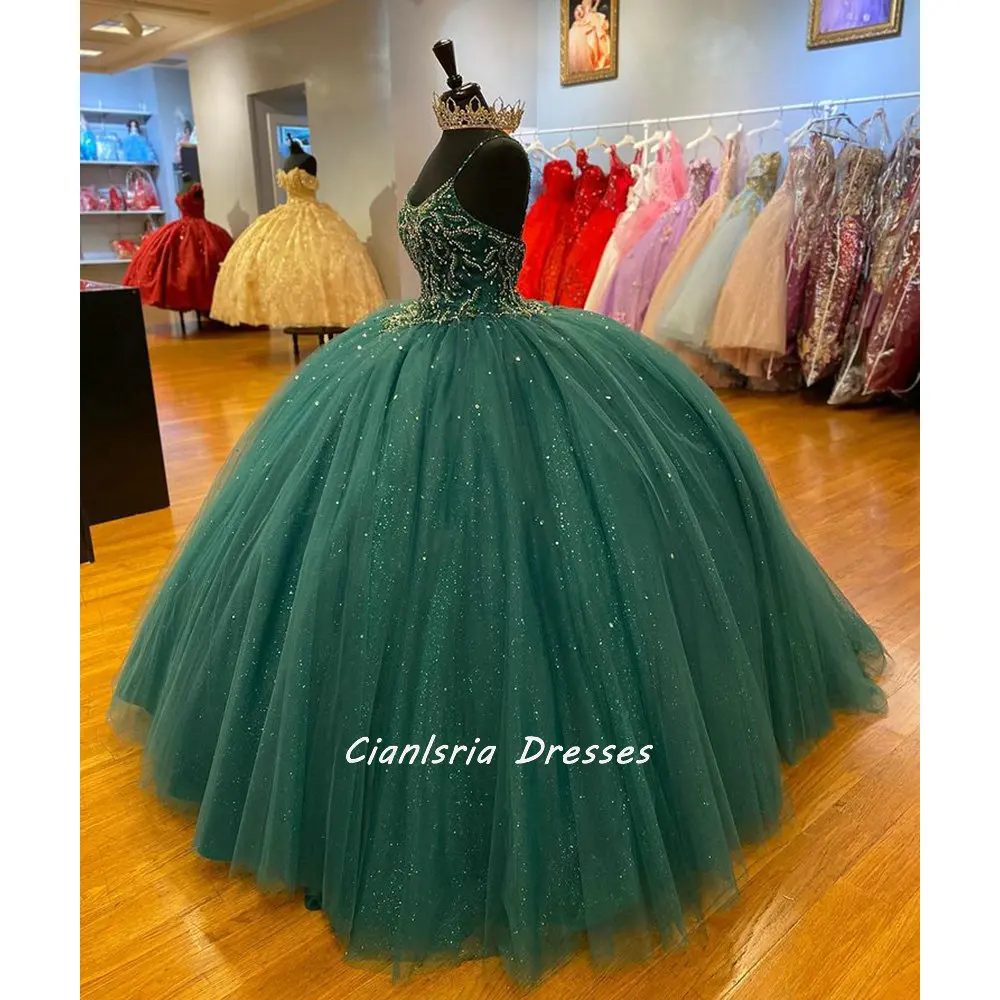 Emerald Green Spaghetti Straps Gaun Bola Quinceanera Gaun Manik-manik Crystal Berpayet Vestido De 15 Anos Sweet 16 Prom Gaun Pesta