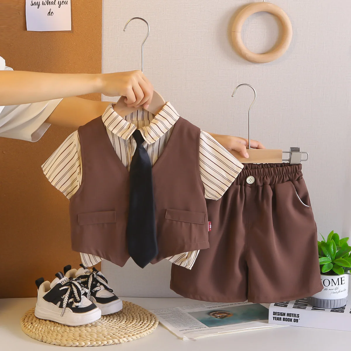 

Летний комплект одежды для мальчиков 2026: Корейская мода, однотонный жилет + полосатые рубашки + шорты, 3 предмета, детская одежда для мальчиков