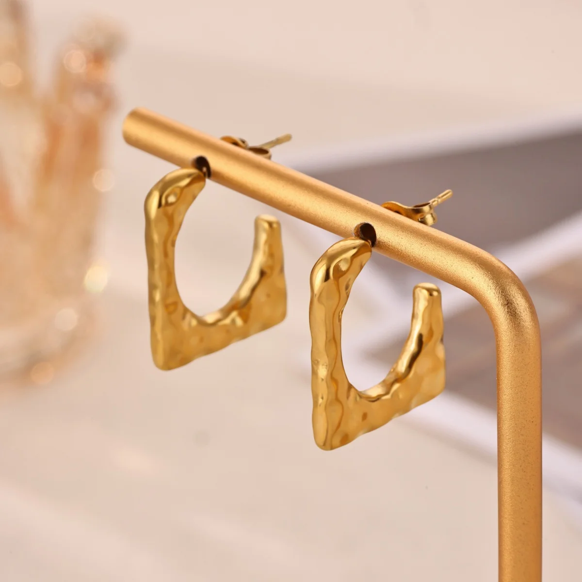 Vintage Goldfarbene Edelstahl-Creolen, gehämmerte geometrische quadratische plissierte klobige Croissant-Ohrringe, Damenschmuck – Detail 3
