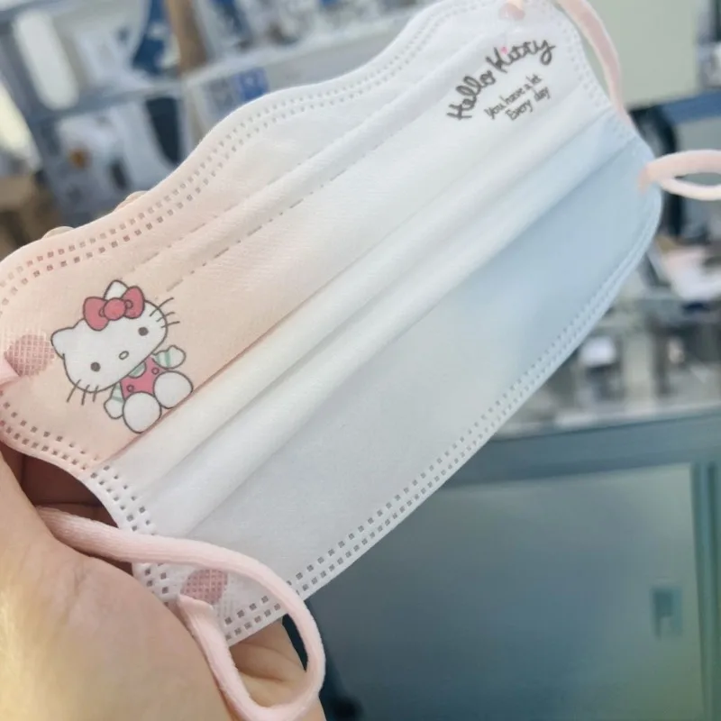 SANRIO HelloKitty น่ารักหัวใจผู้หญิงใหม่ลายการ์ตูนสร้างสรรค์รูปแบบการออกนอกบ้านหน้ากากกันฝุ่นอุปกรณ์ต่อพ่วงสำหรับนักเรียนอุปกรณ์สำหรับใช้ในชีวิตประจำวัน