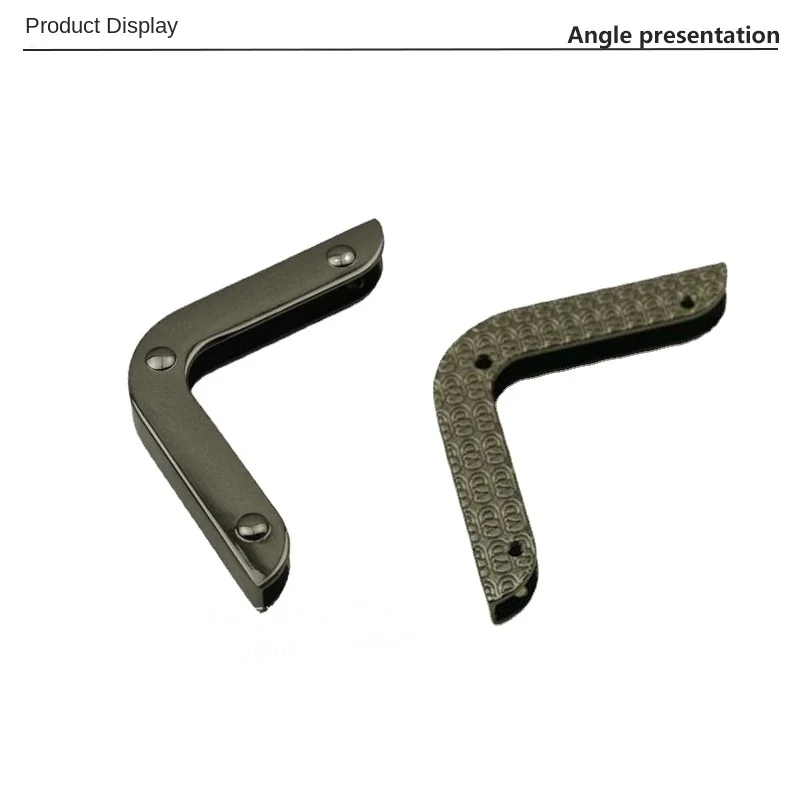 มุมกระเป๋าขนาด54*76มม. พร้อมอุปกรณ์ฮาร์ดแวร์ตกแต่งด้วยสกรูสำหรับกระเป๋าถือตะขอแบบโค้งงออัลลอยขอบป้องกัน