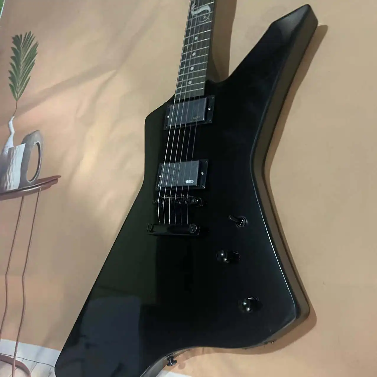 In stock, 6-chord shaped electric guitar, black body, black hardware accessories, with real shipping pictures. Order and ship im