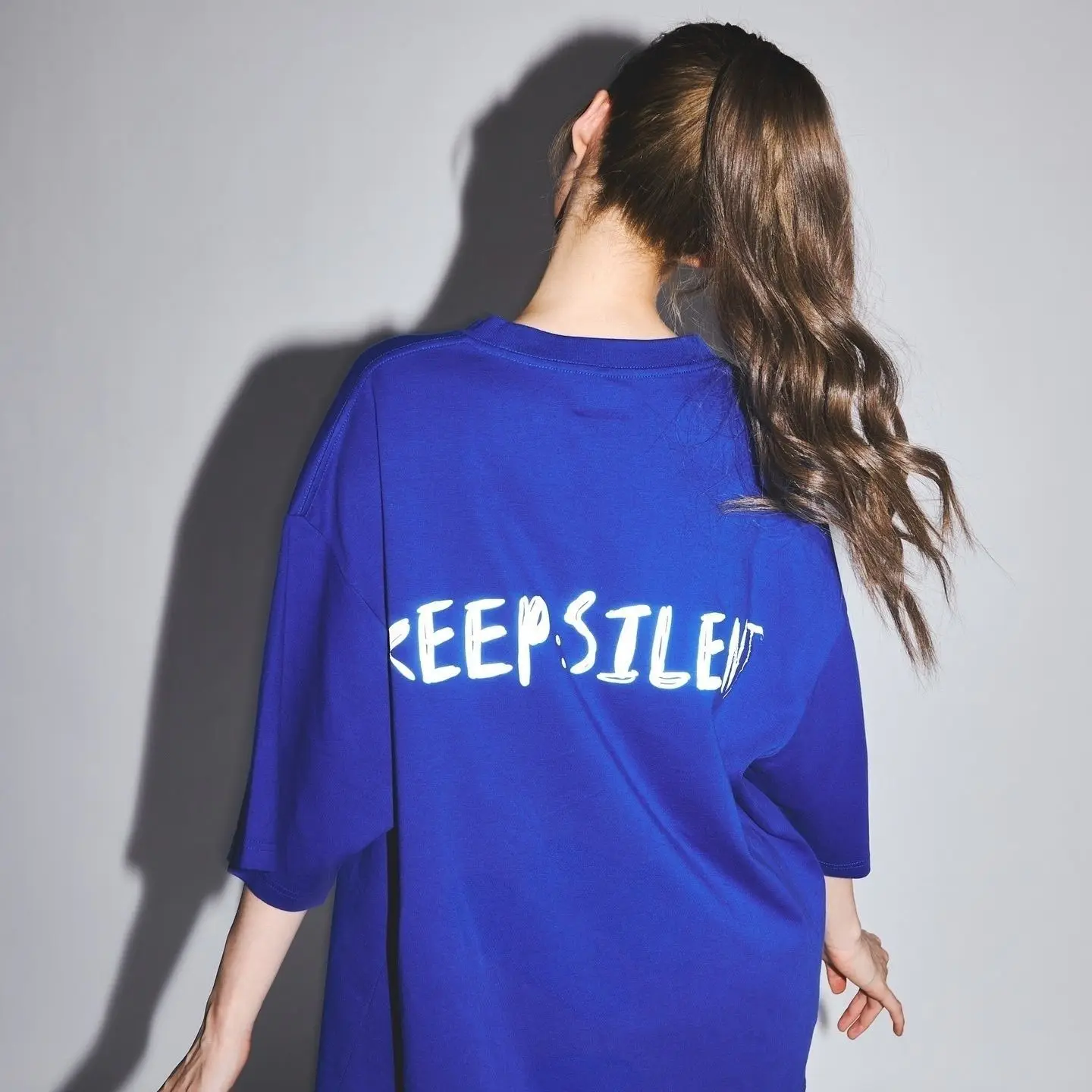 سرنا LingOrm Orm Kornnaphat نفس تي شيرت رسالة مطبوعة القطن الخالص قصيرة الأكمام الأزرق الداكن جديد بلوزة فضفاضة غير رسمية #2