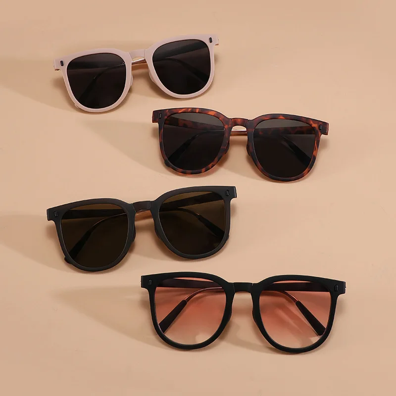 

2023 Adult Folding Sunglasses Personality UV Protection Glasses Men and Women Outdoor Sun-Resistant Sunglasses