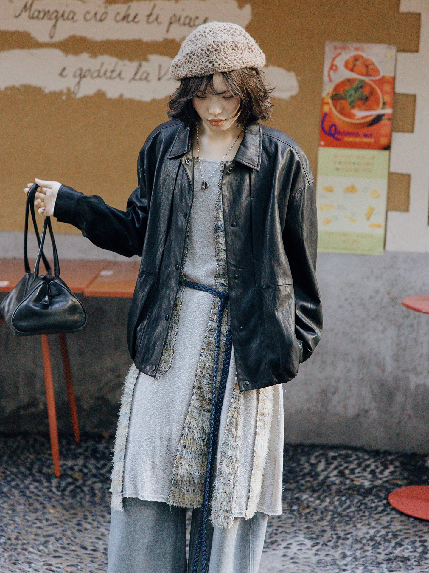 Kurtka skórzana Octopusme Bla damska, krótka, ze stójką, odzież wierzchnia, wiosenna, modna, dojazdy do pracy, luźny krój, regularny rękaw.