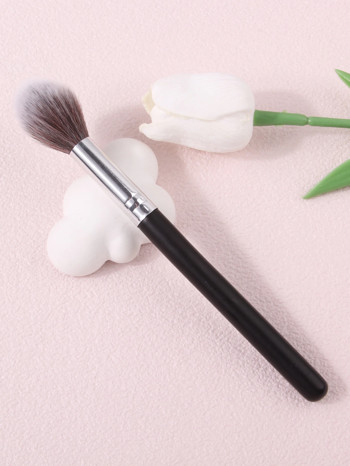 Professional Setting Makeup Brush, For Setting Powders & Highlighters, Soft Bristles For Precision Dusting, Helps Lock in Founda