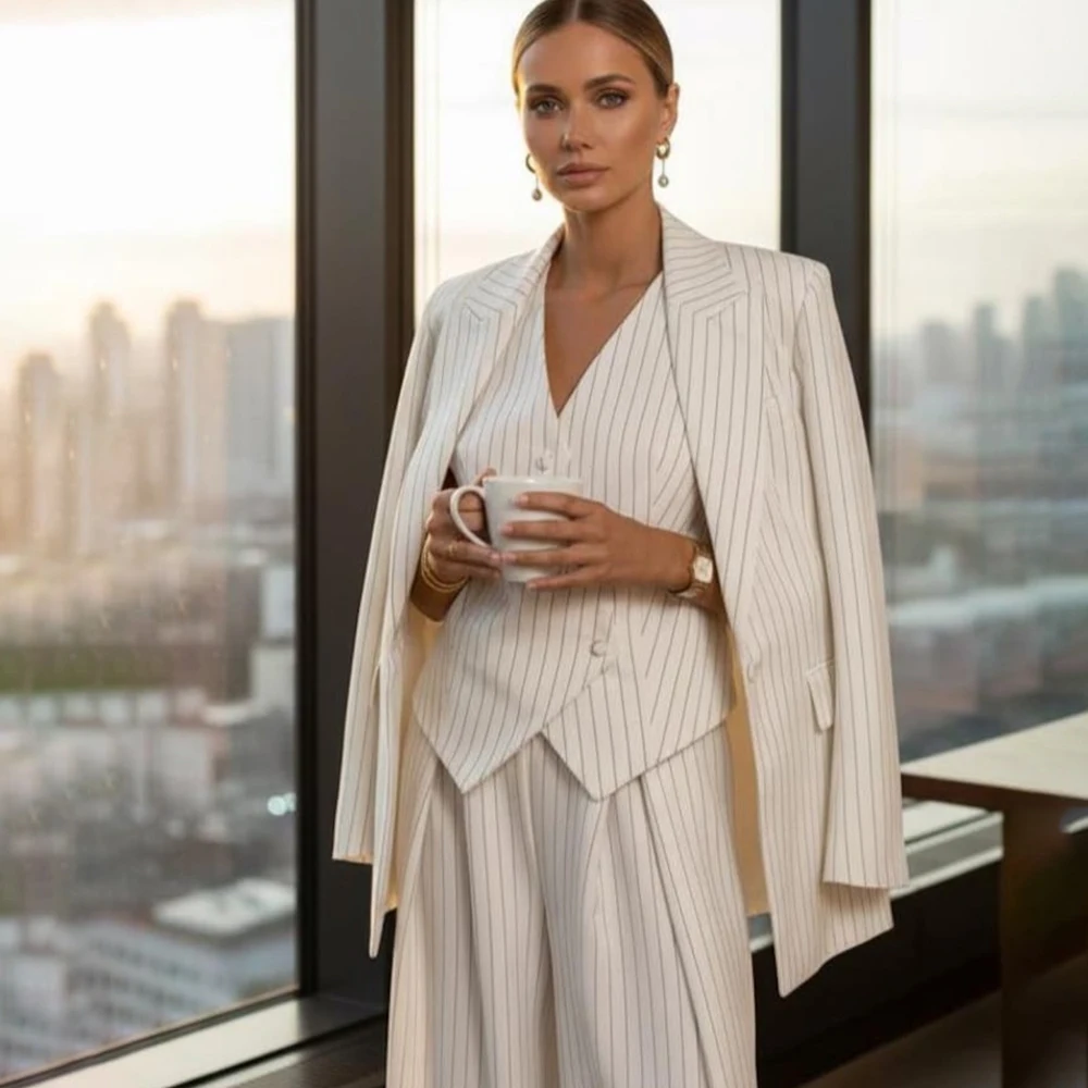 

Высококачественный женский костюм-тройка в полоску: пиджак, брюки, жилет. Свободный крой, однобортный, с острыми лацканами. Повседневная одежда.