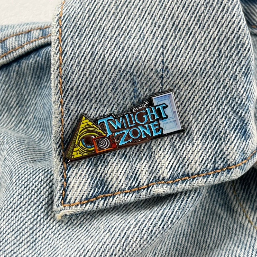 The Twilight Zone Metallbrosche Sci-Fi TV-Show Emaille-Pin Allsehendes Auge Pyramiden-Abzeichen Kleidung Rucksack Reversnadeln Sci-Fi Fan Geschenk – Detail 3