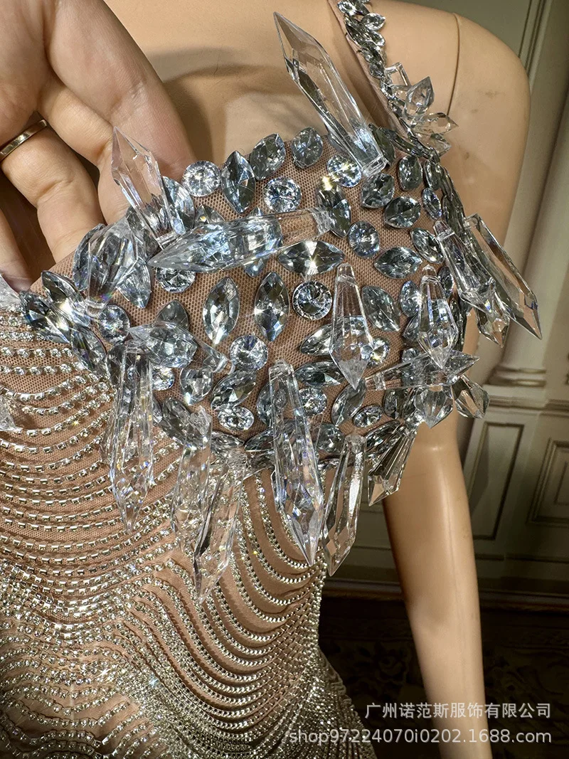 Elegancka sukienka wieczorowa z odkrytymi plecami i rozcięciem, idealna na roczne spotkanie firmowe, do klubu mody, na czerwony dywan, na wybieg, do występów na żywo i na wyjście.