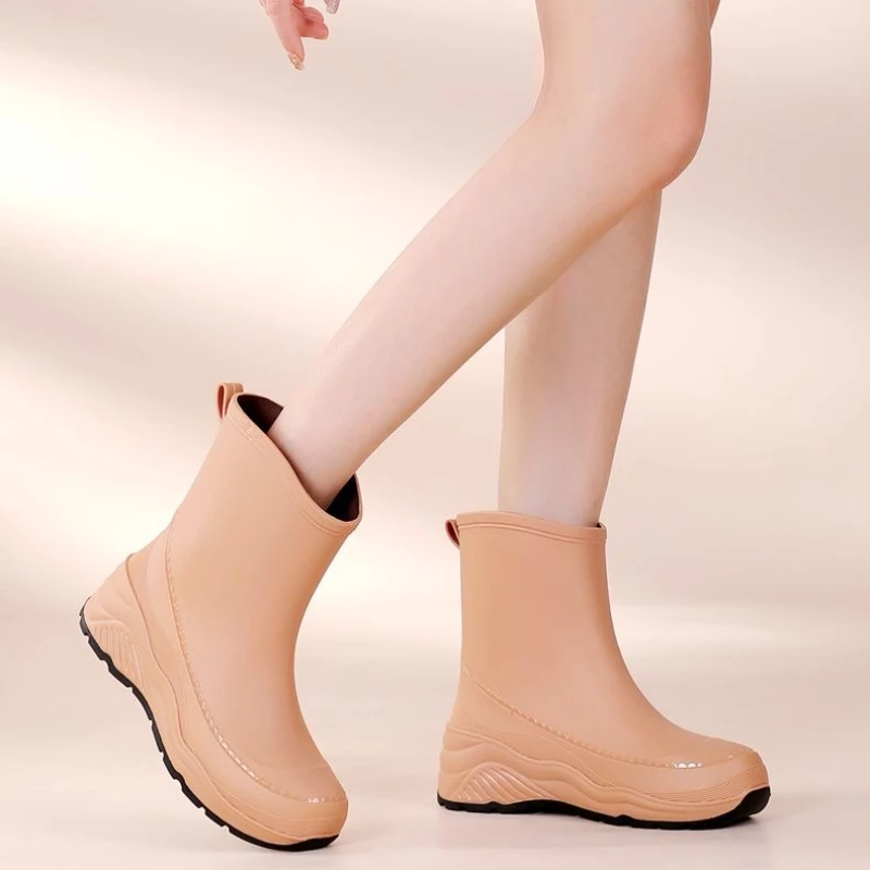 

​ 2025 новые модные нескользящие водонепроницаемые резиновые сапоги до середины икры с коротким валом, уличная водонепроницаемая обувь на флисовой подкладке для кухни