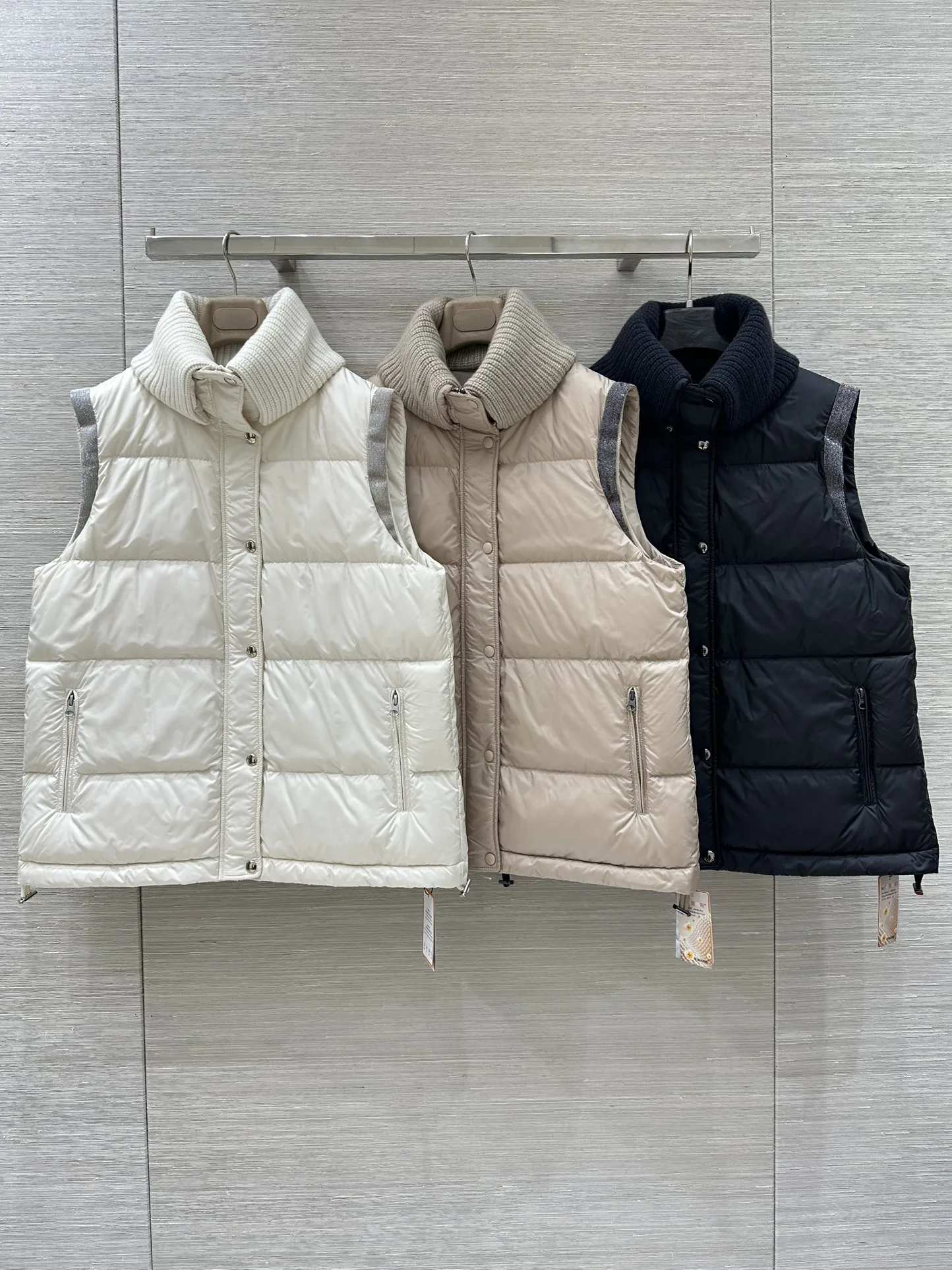 

Женская куртка из гусиного пуха с бисерной цепочкой, без рукавов, на одной пуговице, с воротником-стойкой, модное женское пальто