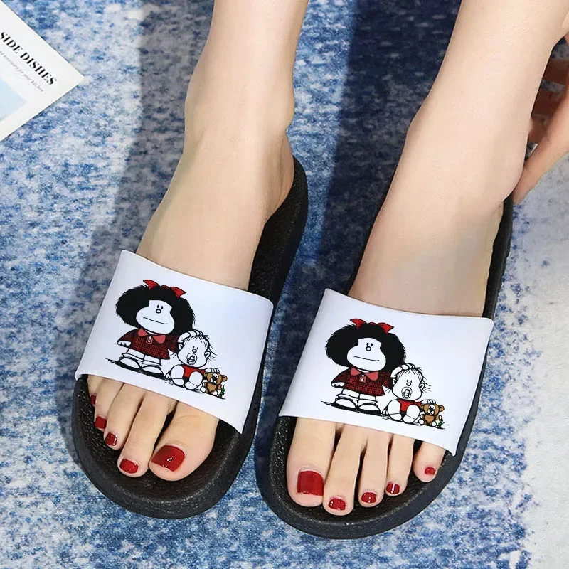 Mafalda engraçada dos desenhos animados para mulheres, sapatos interiores confortáveis, sapatos de quarto e casa para senhoras, verão