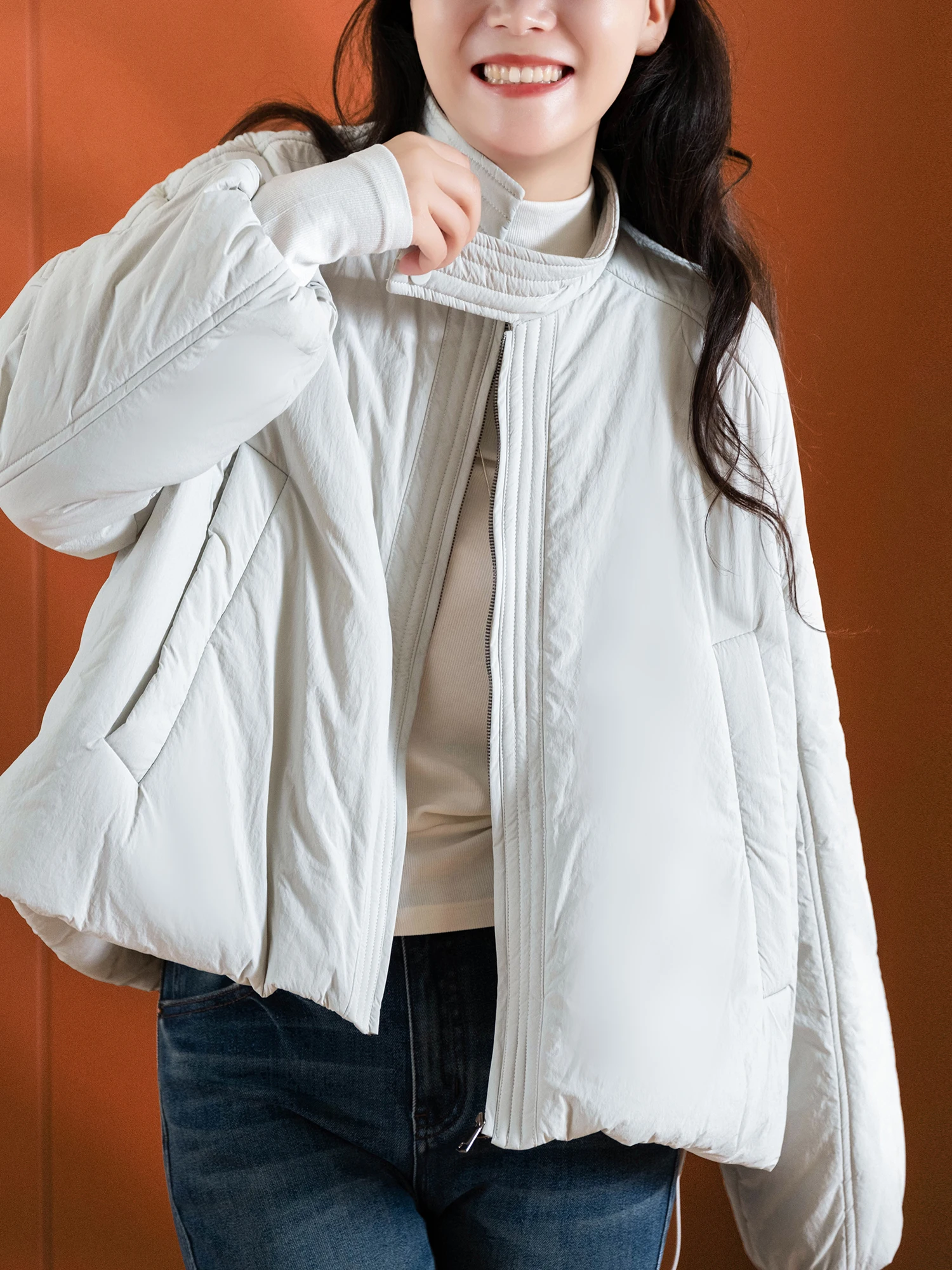 

Повседневная хлопковая куртка свободного кроя со вставками на плечах и воротником-стойкой. Маленькая хлопковая одежда с пушистой текстурой. Производство Tead.