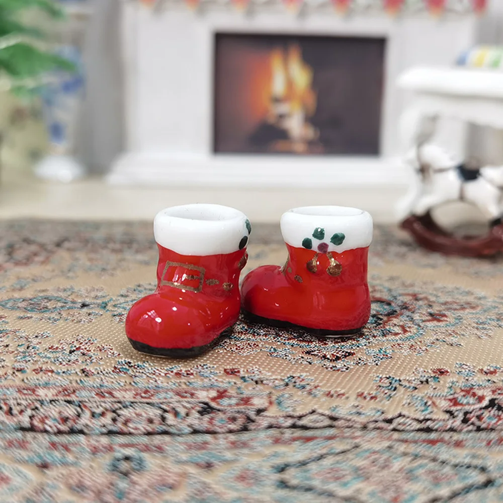 

2PCS Christmas Miniature Red Ceramic Boots Scale Model Ornaments Dollhouse Xmas Gift Mini Shoes Scene Simulation Models Decor