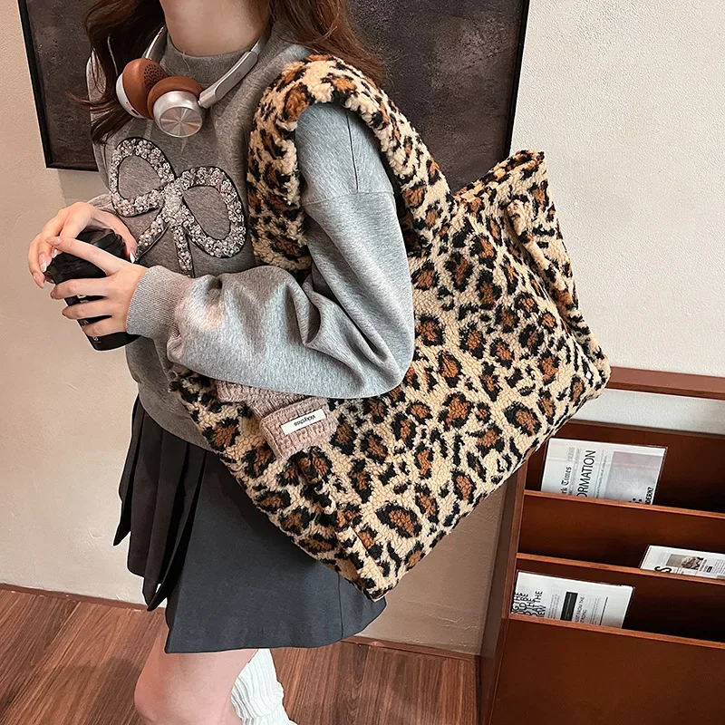 Winter Ins Tide Leopard Print Plush Tote Bag 2024 New Niche Fashion Casual Large Capacity Shoulder Women\'s Bag