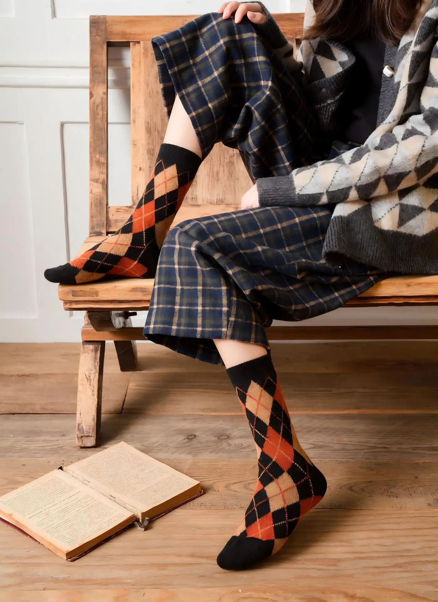 Retro-Socken mit Diamantmuster, die bis zur Mitte der Wade reichen, 5er-Pack, im britischen Stil mit farblich abgesetzten Mustern, strukturierte vertikale Streifen, geeignet für trendige Outfits, zum Tragen im Alltag oder als Geschenk für die Feiertage. – Detail 6