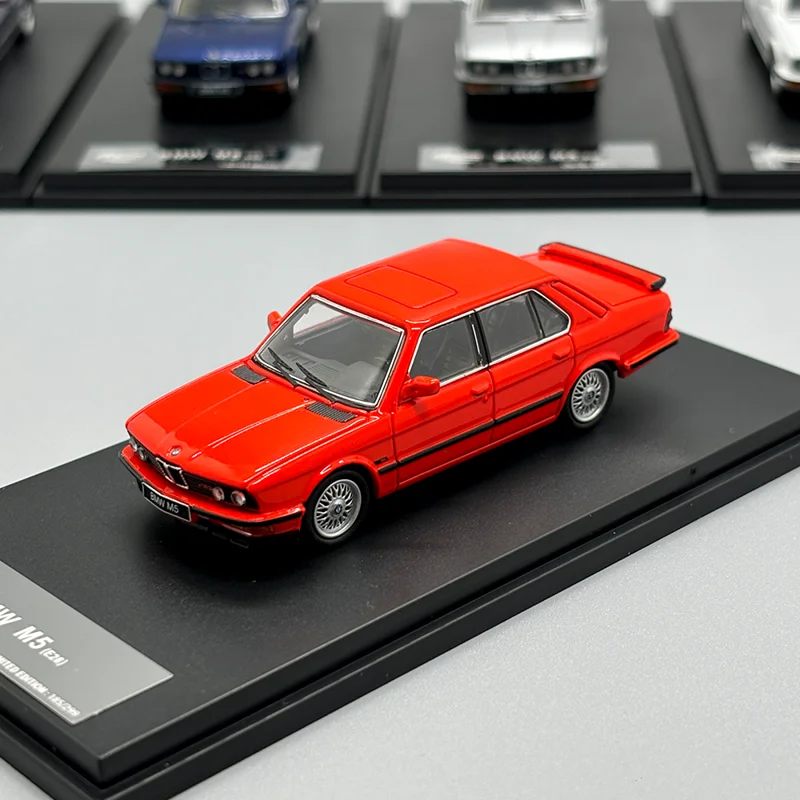 Diecast 1/64 Scale BMW M5 E28 1. generacji Classic SaloonCar Model Alloy BMW M5 E28 Kolekcja modeli samochodów Ozdoby