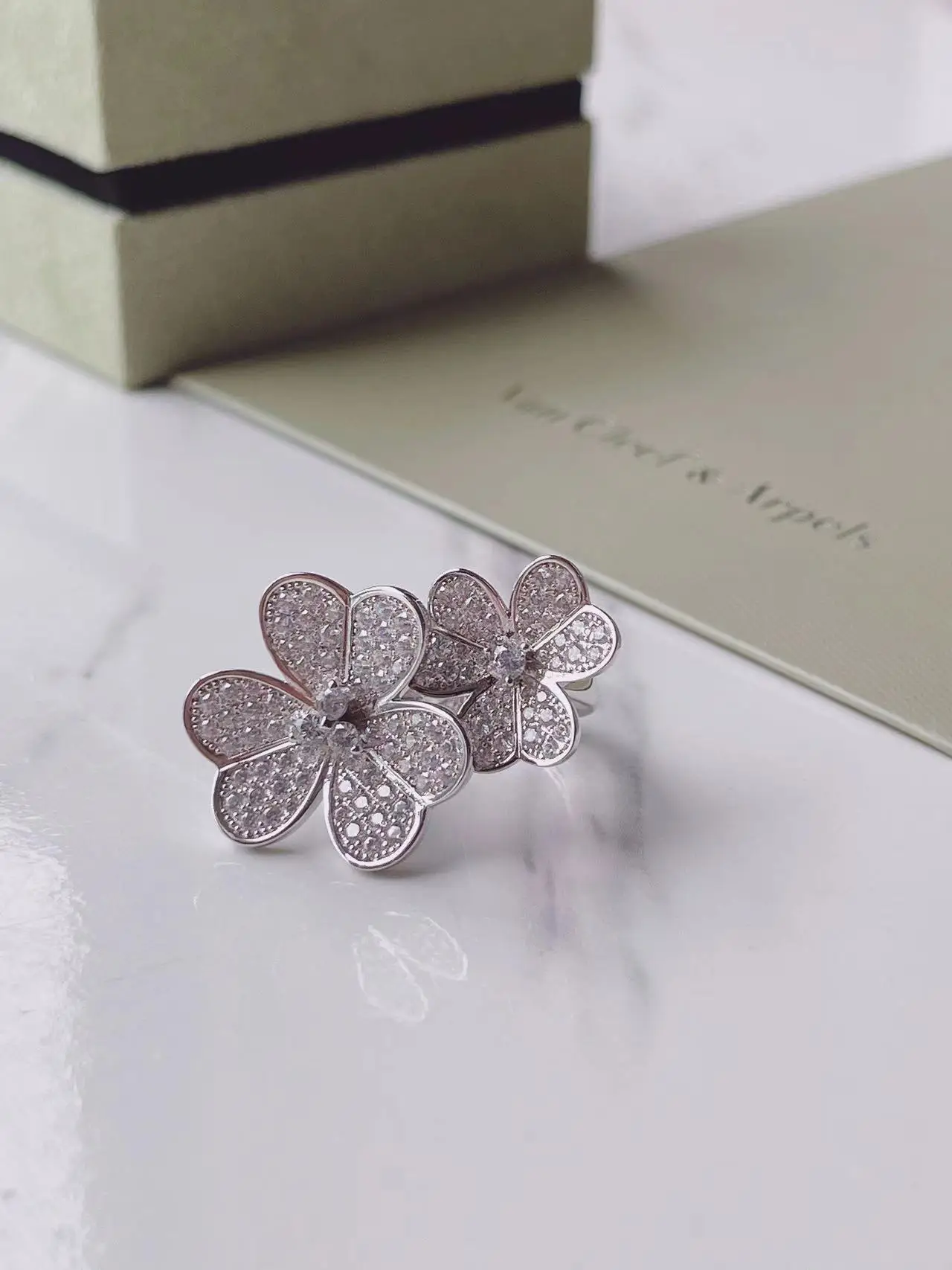 

Fashionable New Lucky Grass Full Diamond Clover Closed Ring Suitable for Girls to Wear at Parties