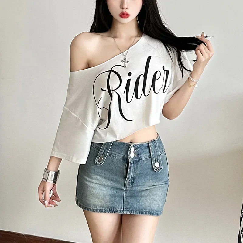 Übergroßes Damen-T-Shirt mit Buchstaben-Print, schrägem Kragen, schulterfreiem Schnitt, kurzen Ärmeln, unregelmäßigem Saum, Hip-Hop-Crop-Top, Sommer-Streetwear-Shirt – Detail 2