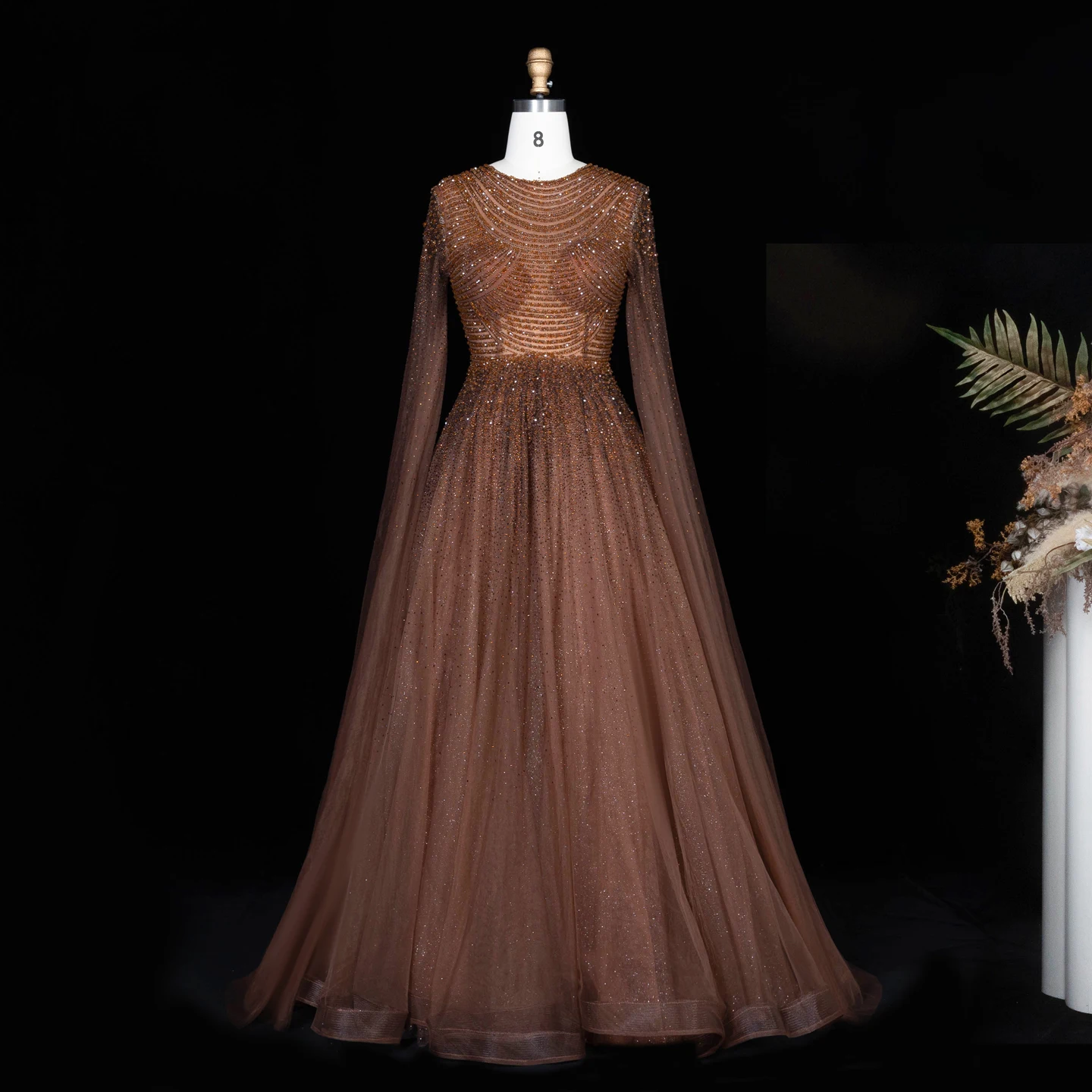 Sharon Said Luxuriöses Braunes Abendkleid mit Rundhalsausschnitt, Langen Transparenten Cape-Ärmeln und Schwer Perlenbesetztem Dubai-Formal-Partykleid SS059 Maßanfertigung – Detail 18