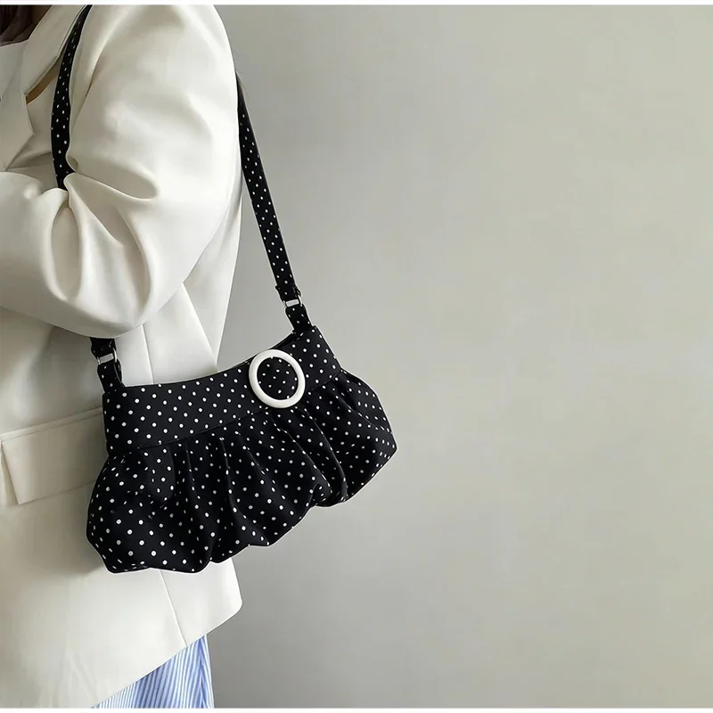 Koreanische Umhängetasche mit Polka Dots, große Tragetasche mit plissiertem Design und Holzknopf-Dekor, niedliche lässige Handtasche für Mädchen – Detail 19