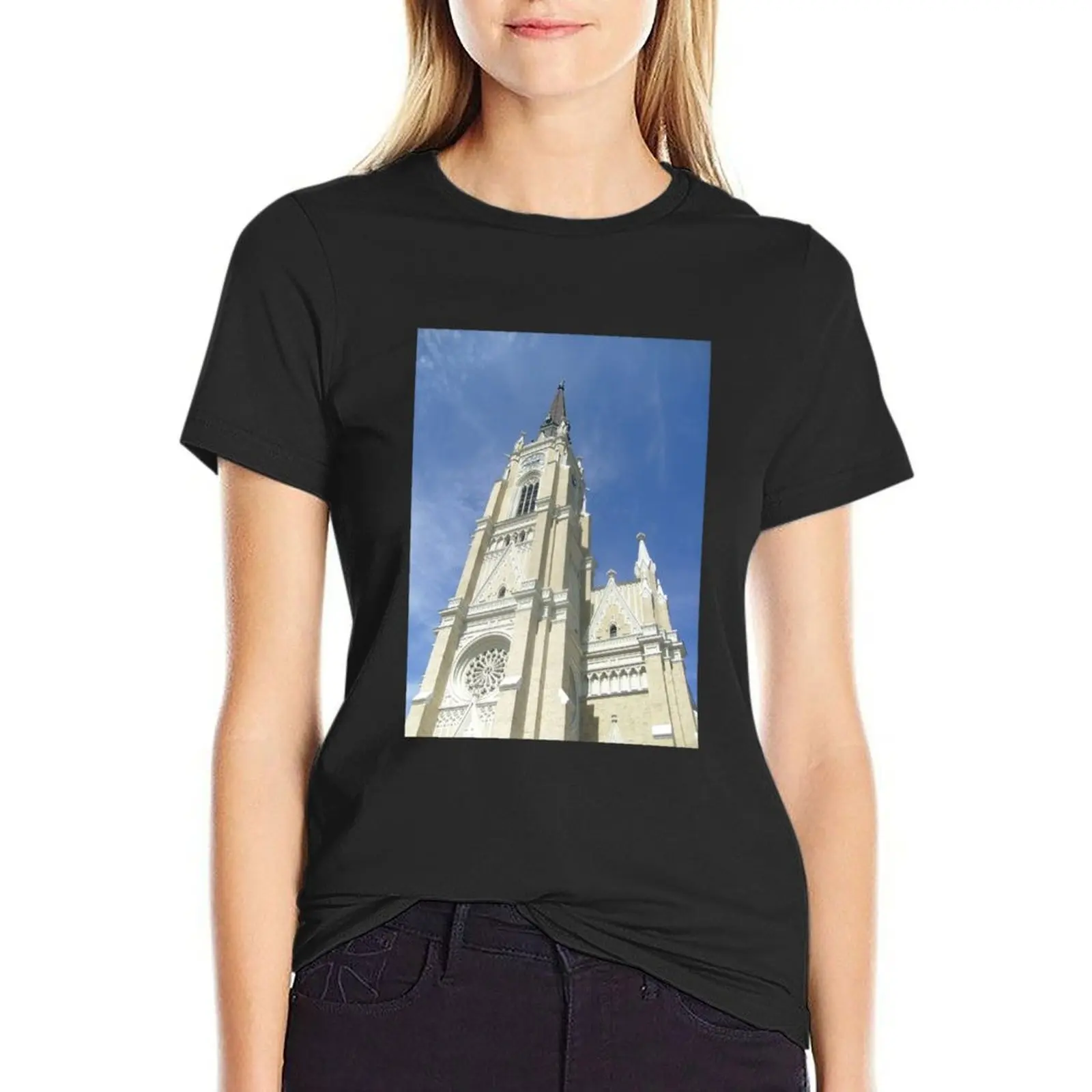 Vue de la cloche strictement de la cathédrale de Novi Sad T-Shirt surdimensionné médicaments graphiques pensions pour femmes coupe ample